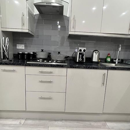 F4 Luxury Stays One Bed Apartment With Parking Ilford Eksteriør billede