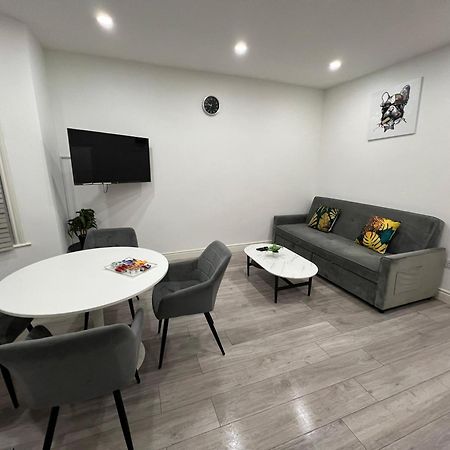 F4 Luxury Stays One Bed Apartment With Parking Ilford Eksteriør billede