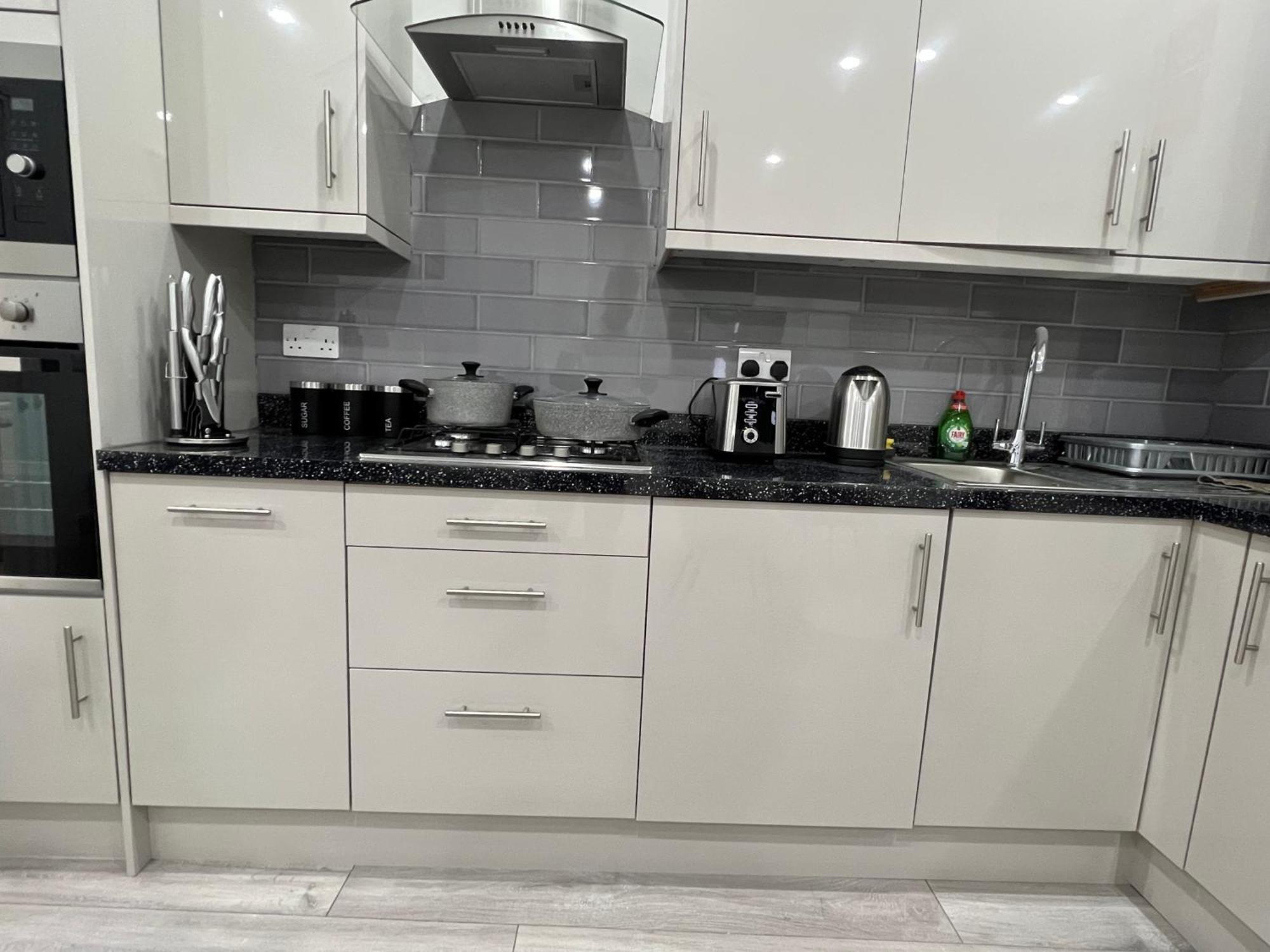 F4 Luxury Stays One Bed Apartment With Parking Ilford Eksteriør billede