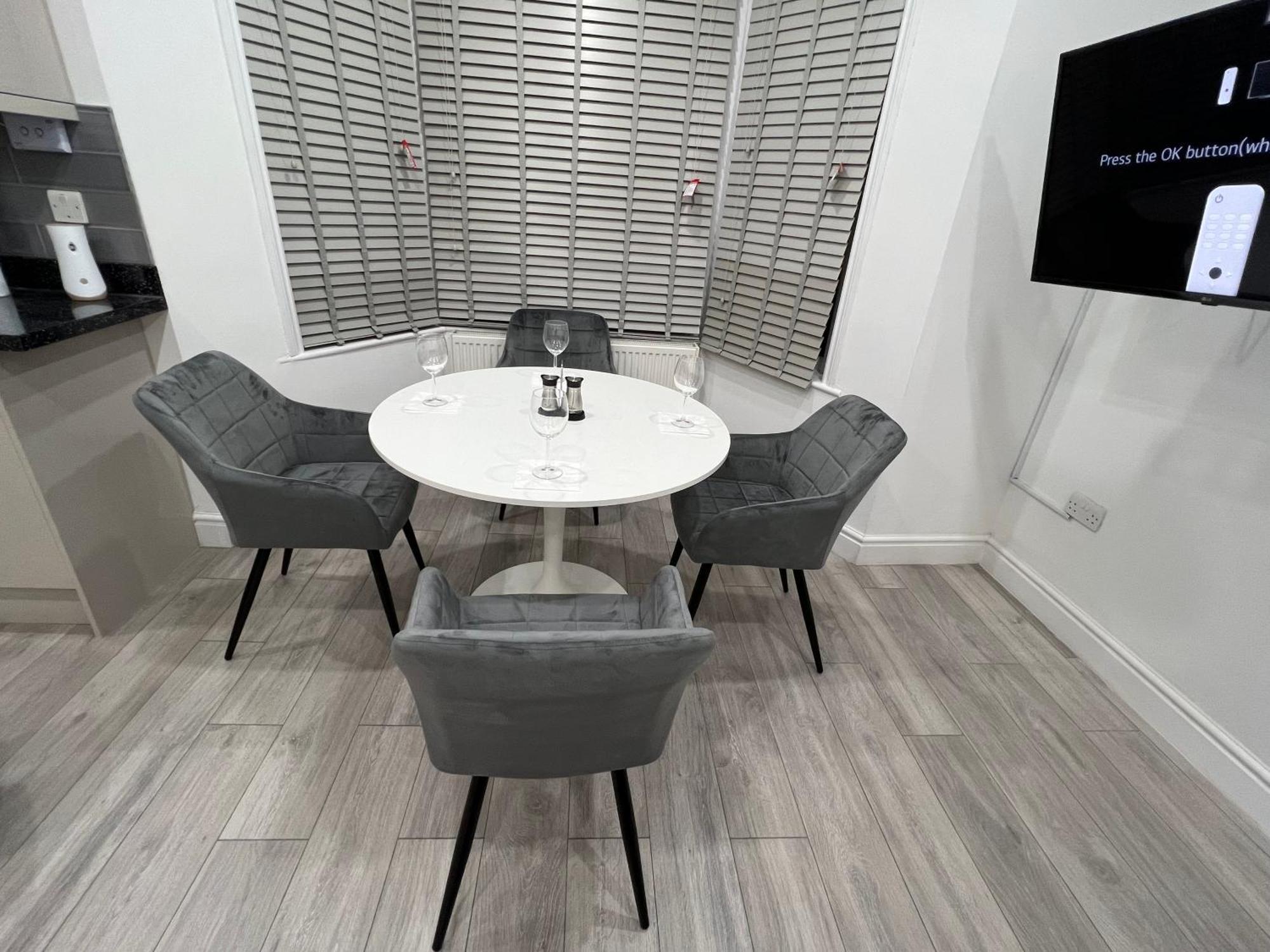 F4 Luxury Stays One Bed Apartment With Parking Ilford Eksteriør billede