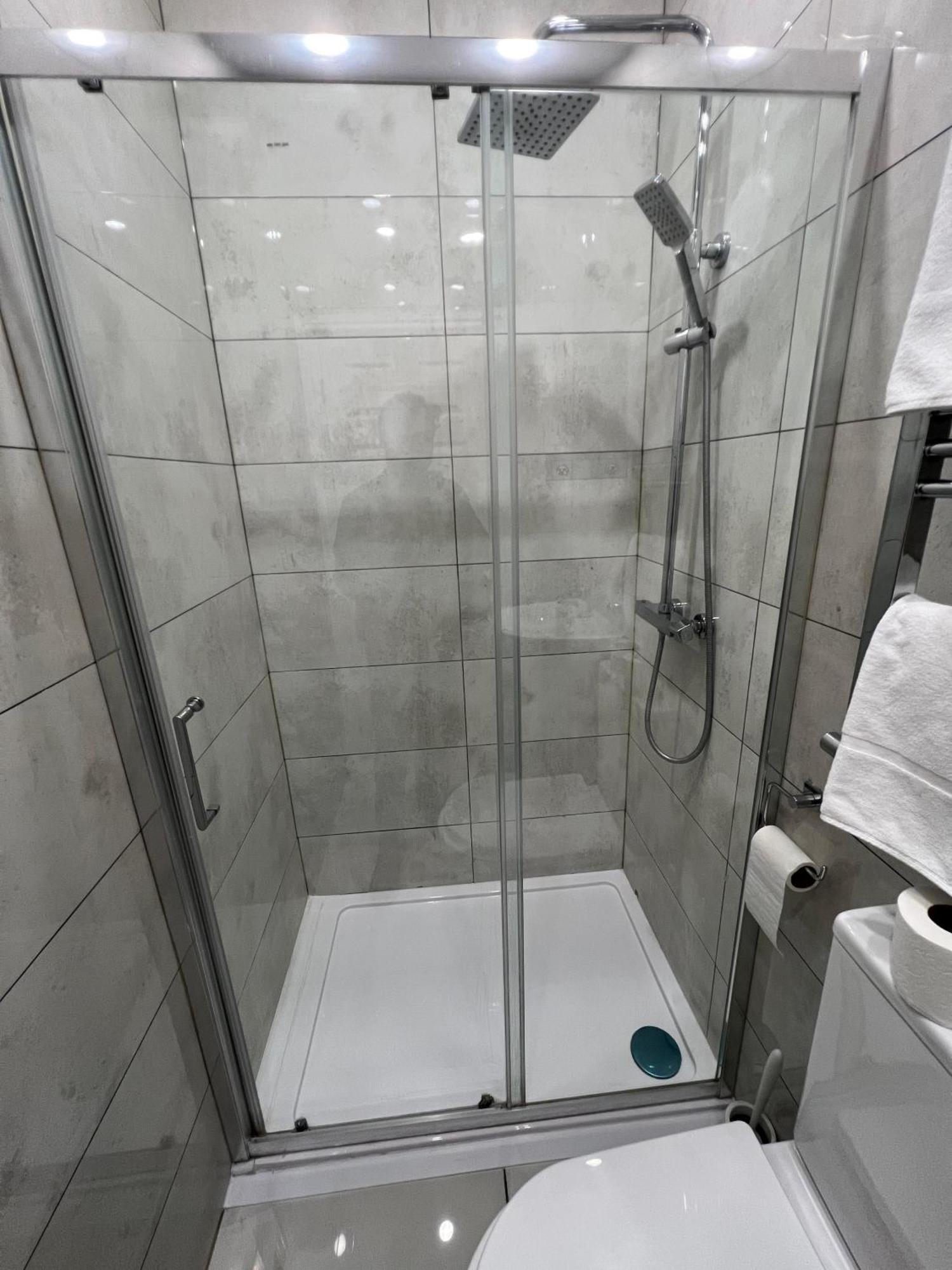 F4 Luxury Stays One Bed Apartment With Parking Ilford Eksteriør billede