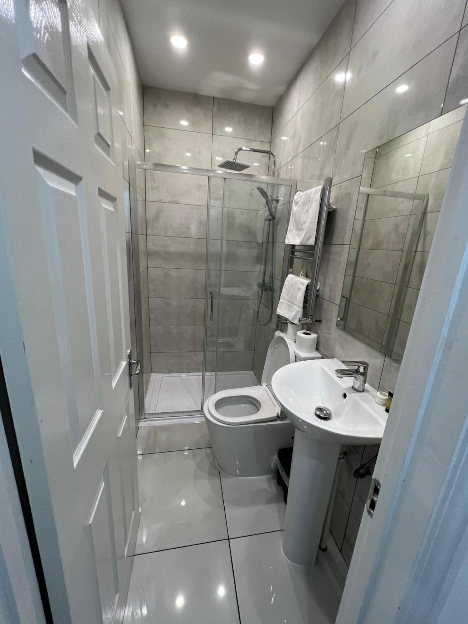 F4 Luxury Stays One Bed Apartment With Parking Ilford Eksteriør billede