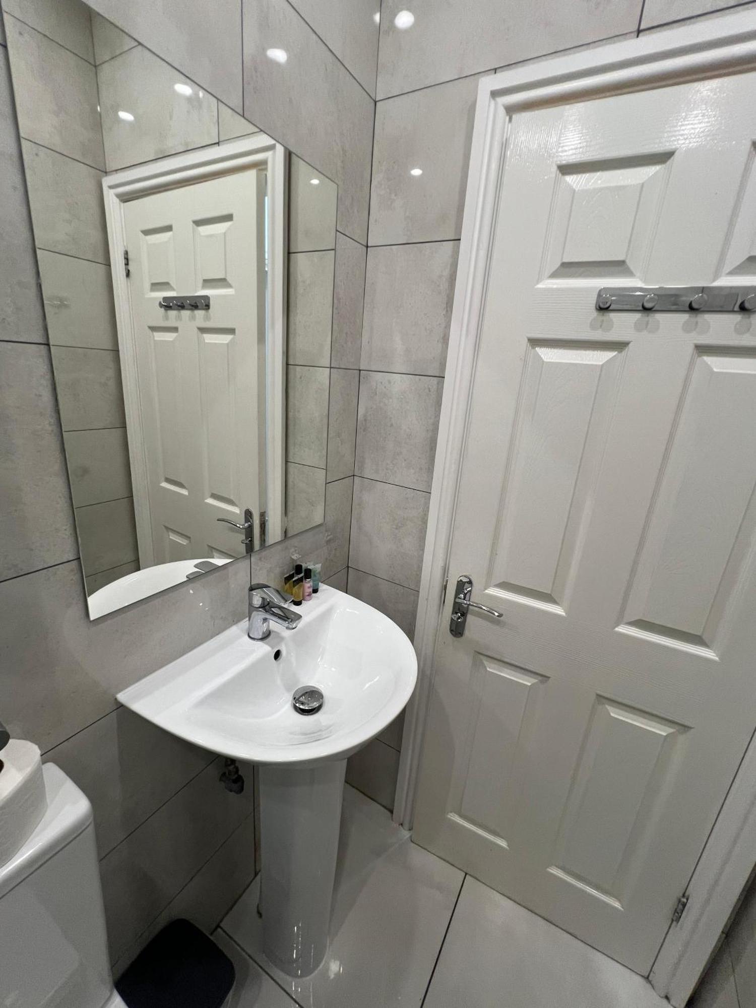 F4 Luxury Stays One Bed Apartment With Parking Ilford Eksteriør billede